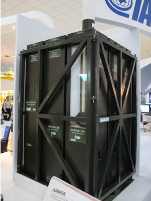 ▲ 이스라엘 방산업체 'IAI(이스라엘 항공우주공사)'가 새로 선보인 지능형 무인조종 미사일 '점퍼(JUMPER)'. 가로 1.4미터, 세로 1.4미터, 높이 2미터의 작은 수납공간에 사정거리 50km의 미사일 8발을 장착하고 있다. 원거리에서 무선조종 또는 예약발사도 가능한 무기다.