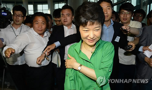 ▲ 새누리당 박근혜 전 대표가 8일 천안 지식경제공무원교육원에서 열린 의원연찬회장으로 이동하고 있다. ⓒ 연합뉴스