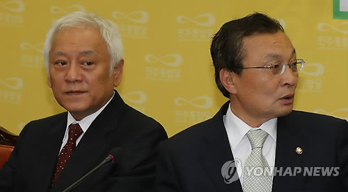 ▲ 민주통합당 이해찬 대표와 김한길 최고위원이 11일 국회에서 열린 최고위원회의에서 나란히 앉아 있다. ⓒ 연합뉴스