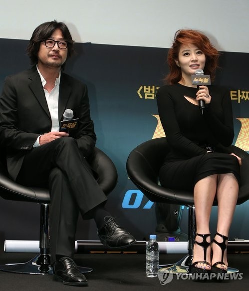 ▲ 배우 김윤석, 김혜수가 12일 오전 서울 중구 소공동 웨스틴 조선호텔에서 열린 영화 '도둑들'(감독 최동훈) 제작발표회에서 질문에 답하고 있다. ⓒ 연합뉴스