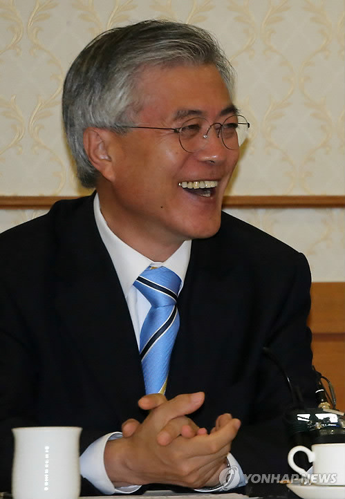 ▲ 민주통합당 문재인 상임고문이 12일 국회에서 열린 정치개혁모임 초청 간담회에서 밝게 웃고 있다. ⓒ 연합뉴스