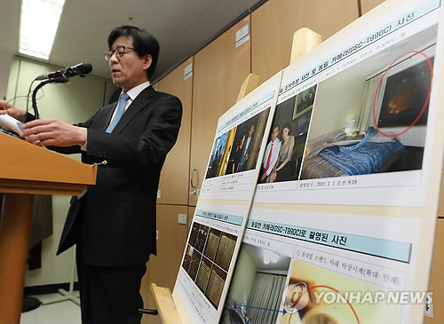 ▲ 작년 3월 류충렬 국무총리실 공직복무관리관이 서울 세종로 정부종합청사에서 상하이 스캔들 조사결과를 발표하고 있다.ⓒ 사진 연합뉴스