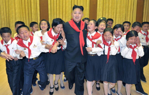 ▲ 북한 김정은이 6일 평양 김일성경기장에서 열린 조선소년단 창립 66돌 경축행사에 참석해 양팔에 매달리며 눈물을 흘리는 단원들과 함께 걸어가고 있다. ⓒ 평양=조선중앙통신 연합뉴스