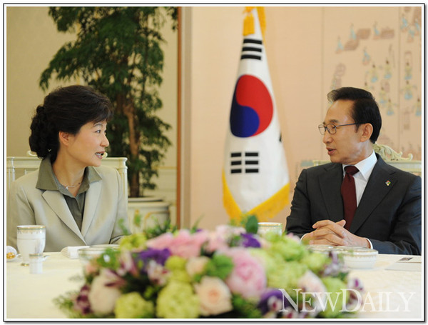 ▲ 지난해 6월 이명박 대통령과 박근혜 전 대표가 청와대에서 만나 환담을 나누고 있다. ⓒ 뉴데일리