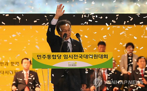 ▲ 2012. 6. 9 민주통합당 전당대회에 출마한 이해찬 후보가 9일 오후 경기도 고양시 일산 킨텍스에서 열린 임시전당대회에서 당 대표로 선출되고 나서 손을 들어 지지자들에게 답례하고 있다. (자료사진) ⓒ 연합뉴스