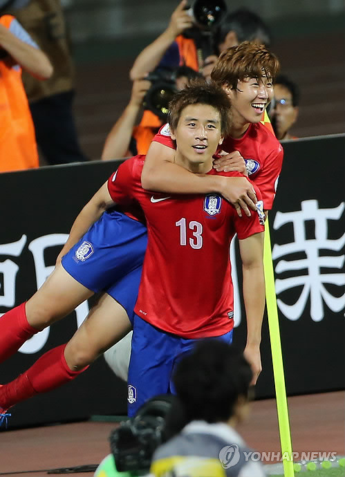 ▲ 구자철과 손흥민(뒤)선수.