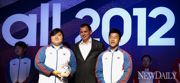 ▲ 지온 암스트롱 아디다스 대표이사와 역도 장미란, 사재혁 선수ⓒ양호상 기자