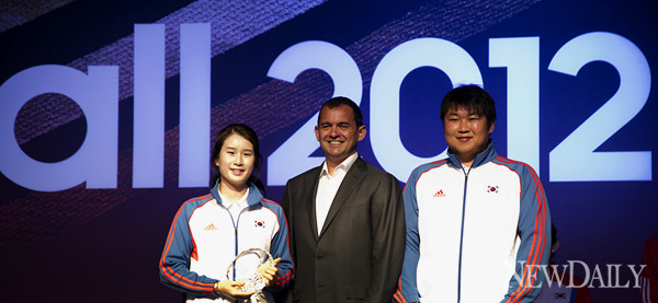 ▲ 지온 암스트롱 아디다스 대표이사와 양국 기보배, 오진혁선수ⓒ양호상 기자