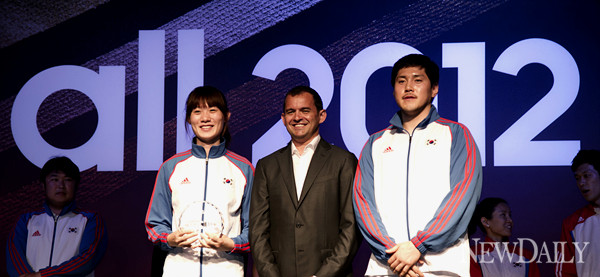 ▲ 지온 암스트롱 아디다스 대표이사와 핸드볼의 주희, 박중규선수ⓒ양호상 기자