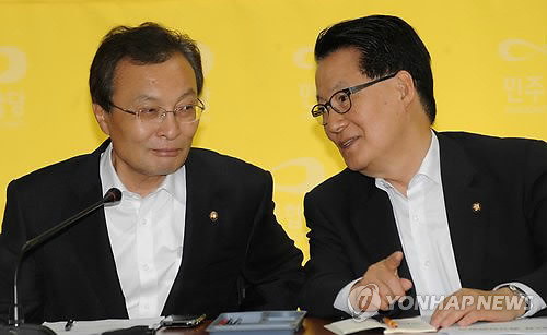 ▲ 민주통합당 이해찬 대표와 박지원 원내대표가 13일 광주 전남도당에서 열린 최고위원회의에서 대화를 나누고 있다. ⓒ 연합뉴스