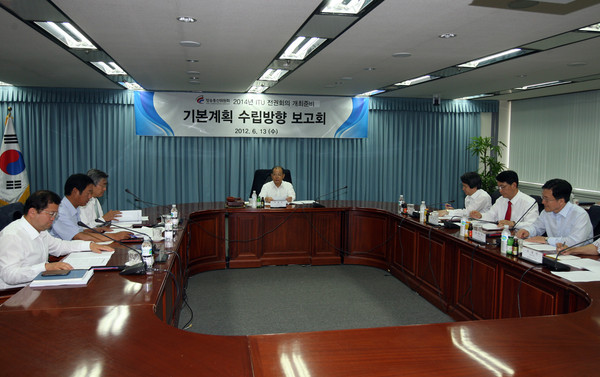 ▲ 왼쪽부터 최재유 방송통신위원회 기획조정실장, 이근협 한국정보통신기술협회(TTA) 회장, 김동욱 정보통신정책연구원(KISDI) 원장, 이계철 방송통신위원회위원장, 양유석 한국방송통신전파진흥원장(KCA), 설정선 한국통신사업자연합회(KTOA) 부회장, 차양신 한국전파진흥협회(RAPA) 부회장, 조경식 방송통신위원회 대변인.