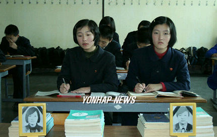▲ 평양 모란봉제1중학교는 효순ㆍ미선 양의 6학년 9반 자리를 마련해두고 있다. ⓒ 연합뉴스