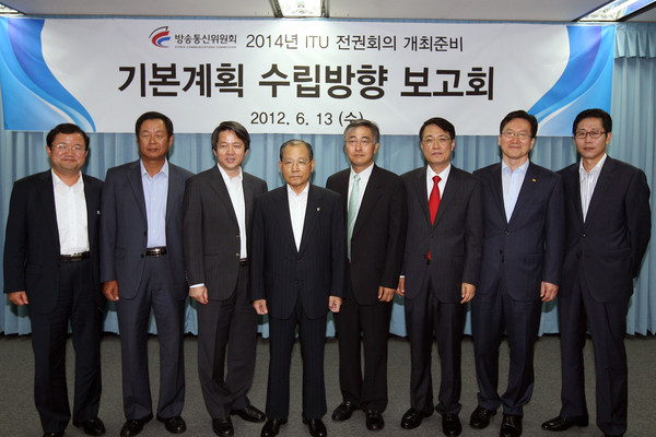 ▲ 왼쪽부터 최재유 방송통신위원회 기획조정실장, 이근협 한국정보통신기술협회(TTA) 회장, 김동욱 정보통신정책연구원(KISDI) 원장, 이계철 방송통신위원회위원장, 양유석 한국방송통신전파진흥원장(KCA), 설정선 한국통신사업자연합회(KTOA) 부회장, 차양신 한국전파진흥협회(RAPA) 부회장, 조경식 방송통신위원회 대변인.