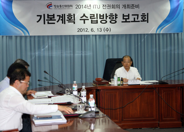 ▲ 왼쪽부터 최재유 방송통신위원회 기획조정실장, 이근협 한국정보통신기술협회(TTA) 회장, 김동욱 정보통신정책연구원(KISDI) 원장, 이계철 방송통신위원회위원장, 양유석 한국방송통신전파진흥원장(KCA), 설정선 한국통신사업자연합회(KTOA) 부회장, 차양신 한국전파진흥협회(RAPA) 부회장, 조경식 방송통신위원회 대변인.