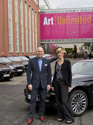 ▲ '바젤 아트페어' 앞에서 포즈를 취한 BMW 관계자들.