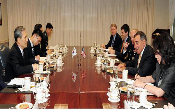 ▲ 김관진 국방장관(왼쪽)이 리언 파네타 美국방장관 및 국방부 관계자들과 회담 중이다.