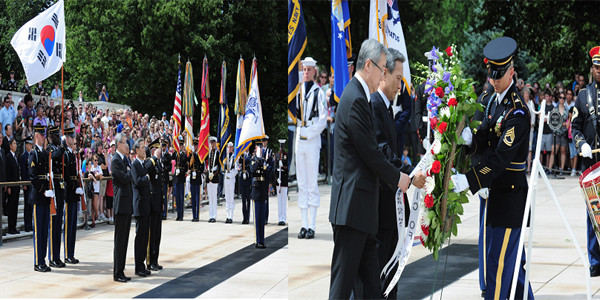 ▲ 김성환 외교통상부 장관과 김관진 국방장관이 美워싱턴에서 알링턴 국립묘지를 참배하고 헌화하고 있다.