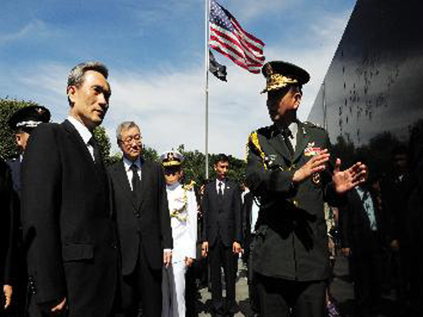 ▲ 김관진 국방장관이 알링턴 국립묘지에 있는 한국전 참전기념비를 둘러보고 있다.