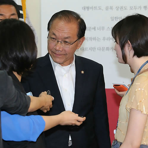 ▲ 새누리당 황우여 대표가 13일 여의도 당사에서 취재진의 질문을 받고 있다. ⓒ연합뉴스