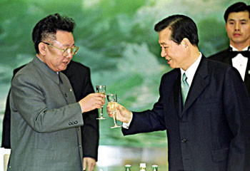 ▲ 김대중 대통령과 김정일이 2000년 6월 15일 평양 목란관에서 열린 만찬에서 잔을 부딪치고 있다.
