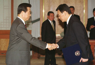▲ 2000년 4월 27일 김대중 대통령으로부터 임명장을 받는 김은성 국정원 2차장(오른쪽).