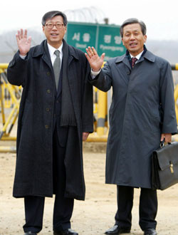 ▲ 2003년 2월 21일 개성공단 건설 협의차 북한으로 향하는 현대아산 정몽헌(사진 왼쪽) 이사회 회장과 김윤규 사장.