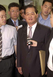 ▲ 2003년 6월 10일 김보현 전 국정원 3차장이 대북송금 사건 조사를 받기 위해 특검 사무실로 출두하고 있다.