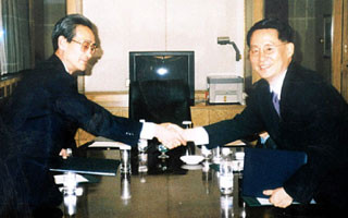 ▲ 2000년 4월 8일 중국 베이징에서 남북정상회담을 위한 합의문에 서명한 뒤 악수를 나누는 박지원 문화관광부 장관과 송호경 북한 아태평화위 부위원장.