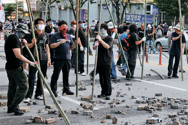 ▲ 2009년 7월 평택 쌍용차 사태 당시 본사 공장정문 인근을 막아선 민노총 조합원들.