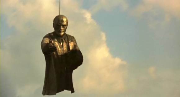 ▲ 목 부분에 쇠사슬을 묶어 철거되는 레닌 동상, 마치 과거 처형당하는 모습과 비슷하다.