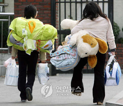 ▲ 국토부와 서울, 경기, 인천 수도권 지자체가 대학생 기숙사 확대에 합의했다. 사진은 개강 첫날 대학생들의 이사 모습.ⓒ 연합뉴스(자료사진)