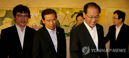 ▲ 새누리당 황우여 대표와 서병수 사무총장이 15일 렉싱턴호텔에서 비박주자 3인의 대리인들과 경선룰 조율을 위한 조찬회동을 갖기 위에 입장하고 있다.ⓒ