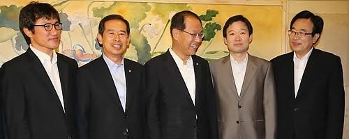 ▲ 새누리당 황우여 대표와 서병수 사무총장이 15일 비박주자 3인의 대리인들과 경선룰 조율을 위해 조찬회동을 하고 있다. 오른쪽부터 서병수 신지호 황우여 안효대 권택기.ⓒ