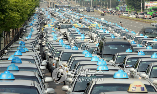 ▲ 서울 여의도를 가득메운 택시들, 지난 2007년 6월 최저임금법 쟁취 전국택시노동자 대회에 참석한 택시들이 여의도 공원 앞 도로를 가득 메우고 있는 모습.ⓒ 연합뉴스(자료사진)