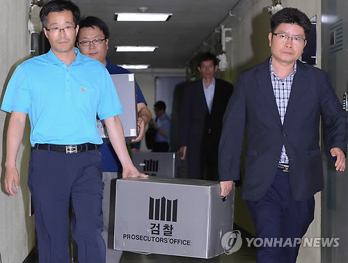 ▲ 검찰 직원들이 14일 통합진보당 이석기 의원의 개인 사무실인 서울 여의도 CN커뮤니케이션즈 사무실에서 압수수색한 물품을 이송하고 있다. ⓒ연합뉴스