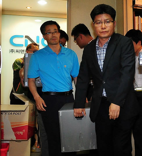 ▲ 검찰 직원들이 14일 통합진보당 이석기 의원의 개인 사무실인 서울 여의도의 씨앤커뮤니케이션즈 사무실에서 압수수색한 물품을 가지고 나오고 있다. ⓒ연합뉴스