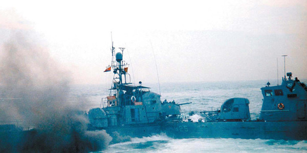 ▲ 1999년 6월 15일 '연평해전' 당시 우리 해군 고속정(참수리 325)이 北경비정(왼쪽)을 들이받고 있다.