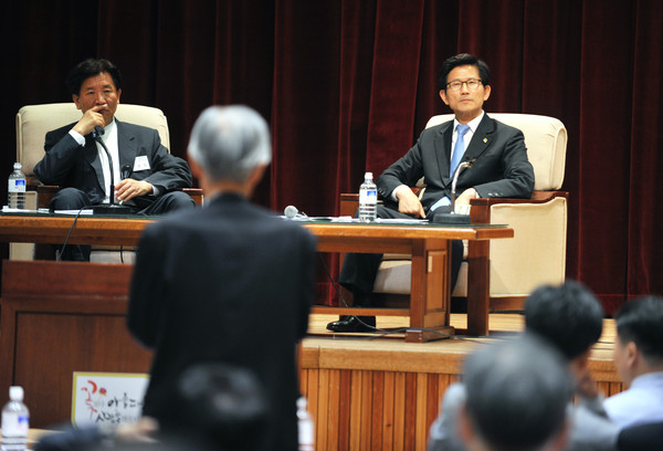 ▲ 14일 김문수 경기지사가 고양 일산 동구청 대강당에서 개최된 평화누리 포럼에 참석, 이명박 정부의 대북정책에 대한 질문을 받고 있다. ⓒ뉴데일리