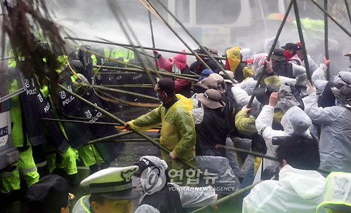 ▲ 지난 2009년 5월16일 민노총 조합원들이 정부대전청사 남문광장에서 경찰에게 폭력을 휘두르고 있다. ⓒ연합뉴스