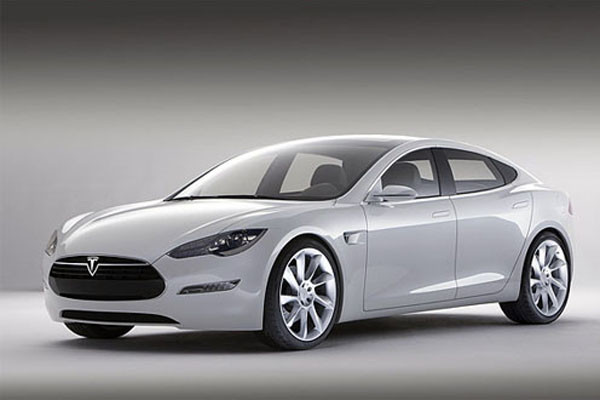 ▲ 테슬라 모터스가 내놓은 세단형 전기차. 리튬공기 배터리가 상용화되면 엔진 차량과 맞먹는 전기차를 만들 수 있다.