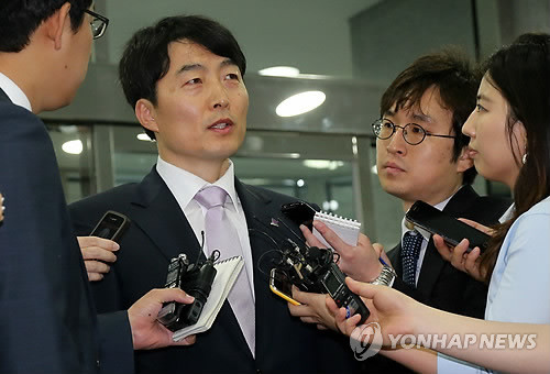 ▲ 비례대표 사퇴를 거부로 지난 6일 제명결정된 통합진보당 구당권파의 실세 이석기 의원이 7일 국회 의원회관에 출근하며 취재진의 질문에 답변하고 있다. ⓒ연합뉴스