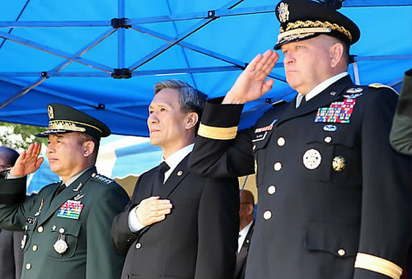 ▲ 지난 8일 오전 서울 주한미군 용산기지 현충공원에서 열린 '연합사 기념비 기증식'에서 정승조 합참의장, 김관진 국방부장관, 월터 셔먼 주한미군 사령관이 경례하고 있다. ⓒ연합뉴스