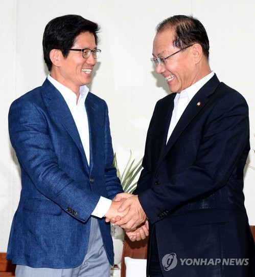 ▲ 새누리당 황우여 대표와 대선출마를 선언한 김문수 경기도지사가 17일 여의도 당사 대표실에서 만나 악수하고 있다. ⓒ 연합뉴스