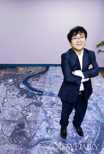 ▲ 뉴포커스 장진성 대표를 그의 사무실에서 만났다. 그의 사무실 입구에는 평양 위성 사진이 놓여있다. ⓒ 뉴데일리