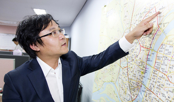 ▲ 뉴포커스 장진성 대표를 그의 사무실에서 만났다. 그의 사무실 입구에는 평양 위성 사진이 놓여있다. ⓒ 뉴데일리