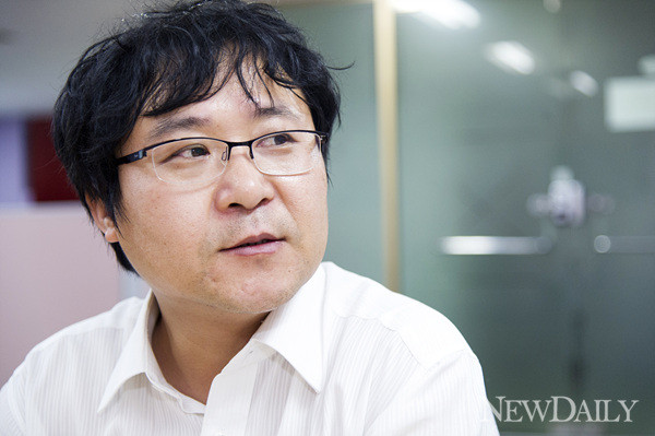 ▲ 뉴포커스 장진성 대표를 그의 사무실에서 만났다. 그의 사무실 입구에는 평양 위성 사진이 놓여있다. ⓒ 뉴데일리