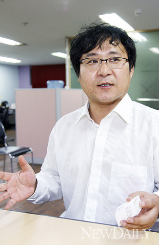 ▲ 뉴포커스 장진성 대표를 그의 사무실에서 만났다. 그의 사무실 입구에는 평양 위성 사진이 놓여있다. ⓒ 뉴데일리