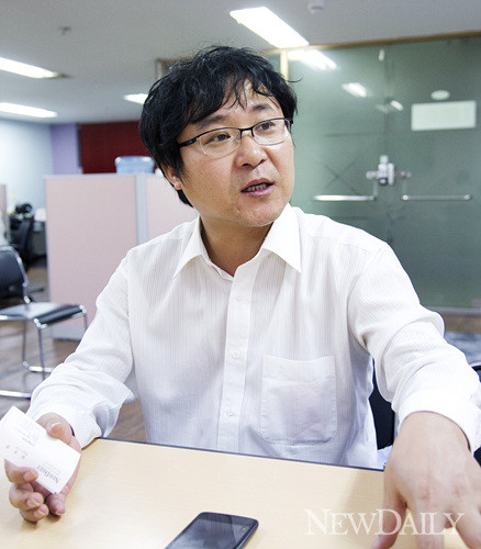▲ 뉴포커스 장진성 대표를 그의 사무실에서 만났다. 그의 사무실 입구에는 평양 위성 사진이 놓여있다. ⓒ 뉴데일리