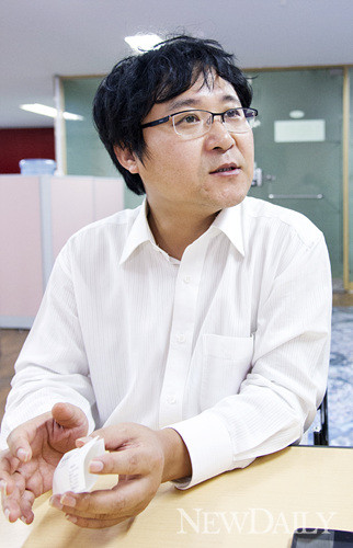 ▲ 뉴포커스 장진성 대표를 그의 사무실에서 만났다. 그의 사무실 입구에는 평양 위성 사진이 놓여있다. ⓒ 뉴데일리