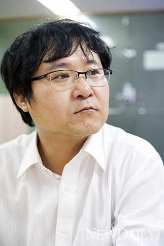 ▲ 뉴포커스 장진성 대표를 그의 사무실에서 만났다. 그의 사무실 입구에는 평양 위성 사진이 놓여있다. ⓒ 뉴데일리